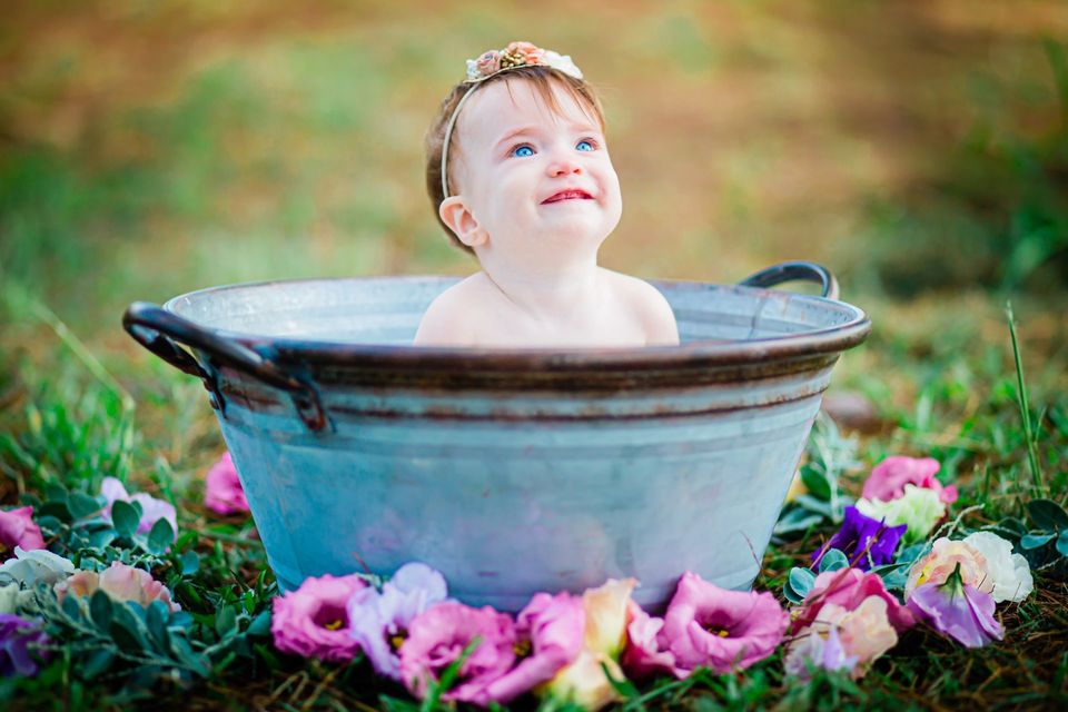 Ensaio banho de leite com bebês, tendência elegante e delicada na fotografia.